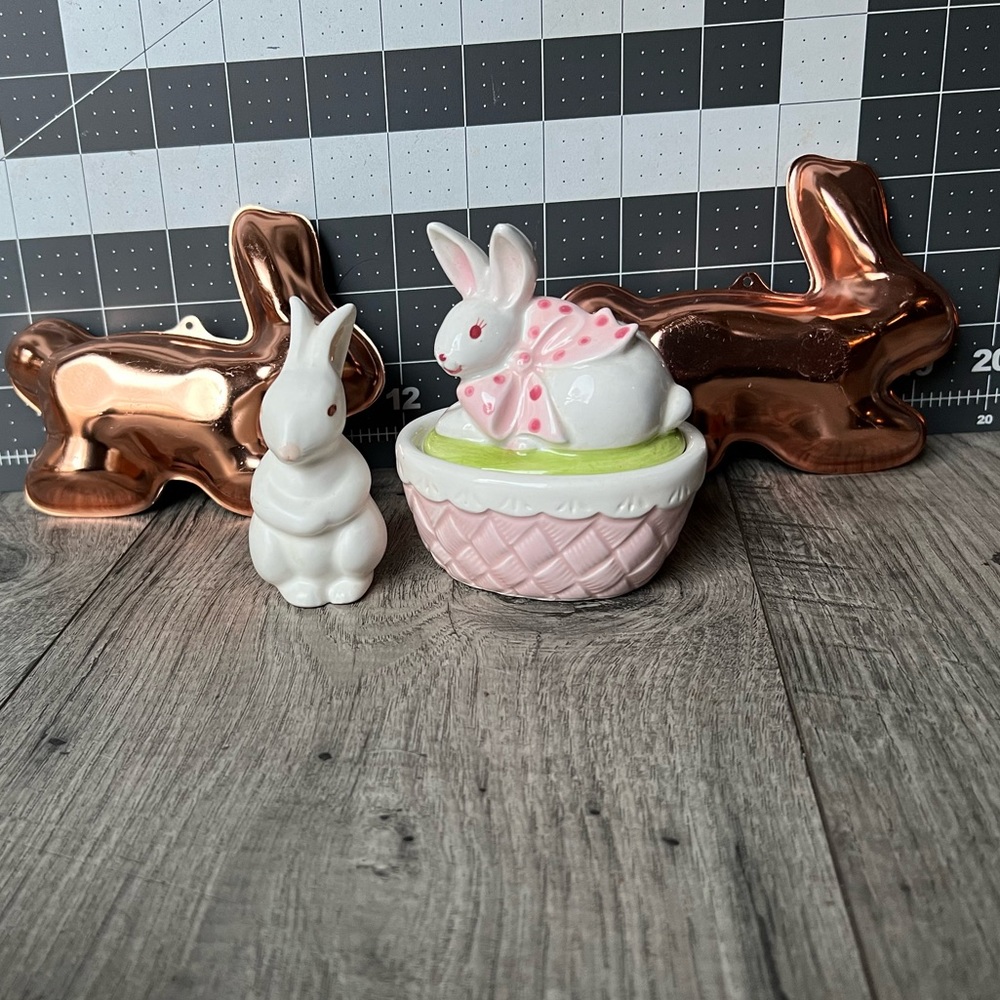 Spring Lefton Porcelain Rabbit In Basket & Standing 2 Rabbit shaped Molds - Picture 8 of 8